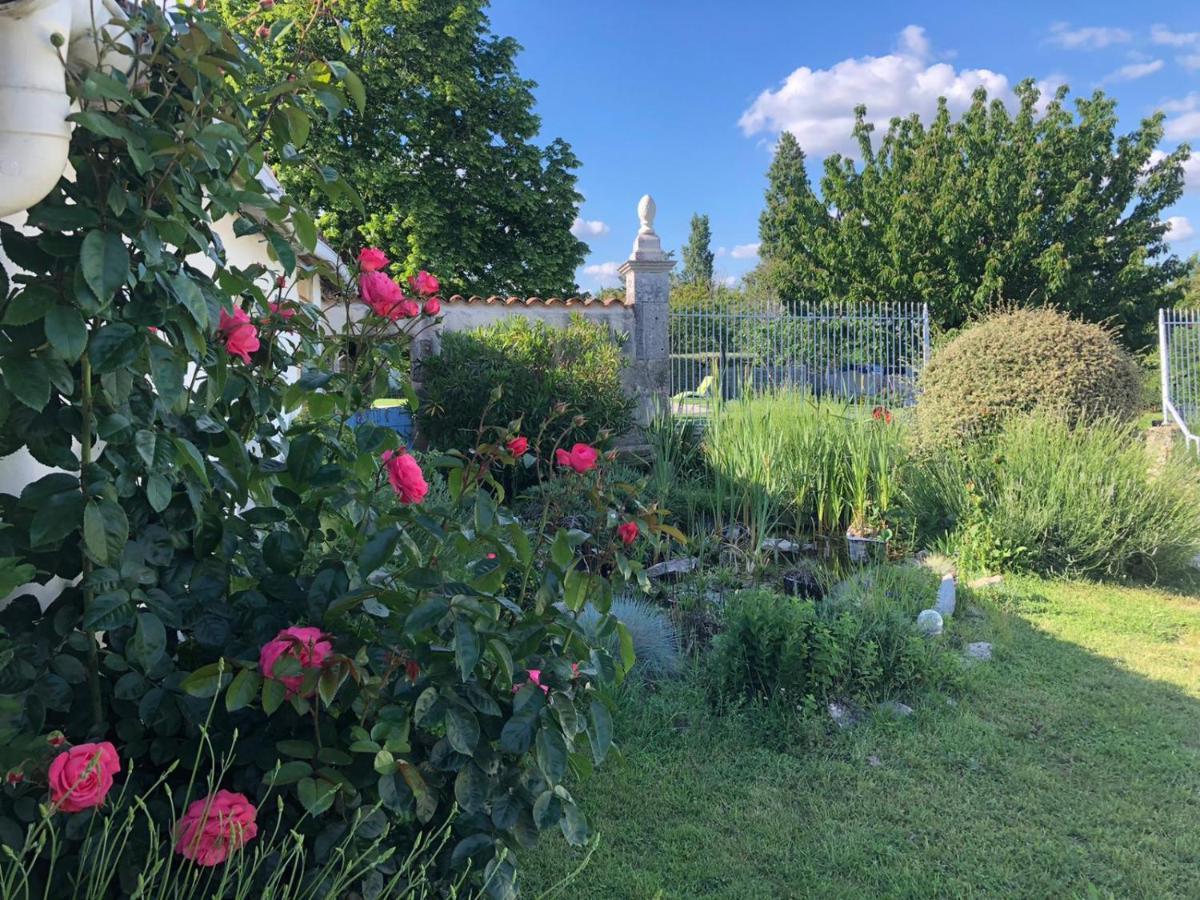 L'Enclos Bleu, Gite - Marais Poitevin Avec Piscine Chauffee Chaille-Les-Marais ภายนอก รูปภาพ