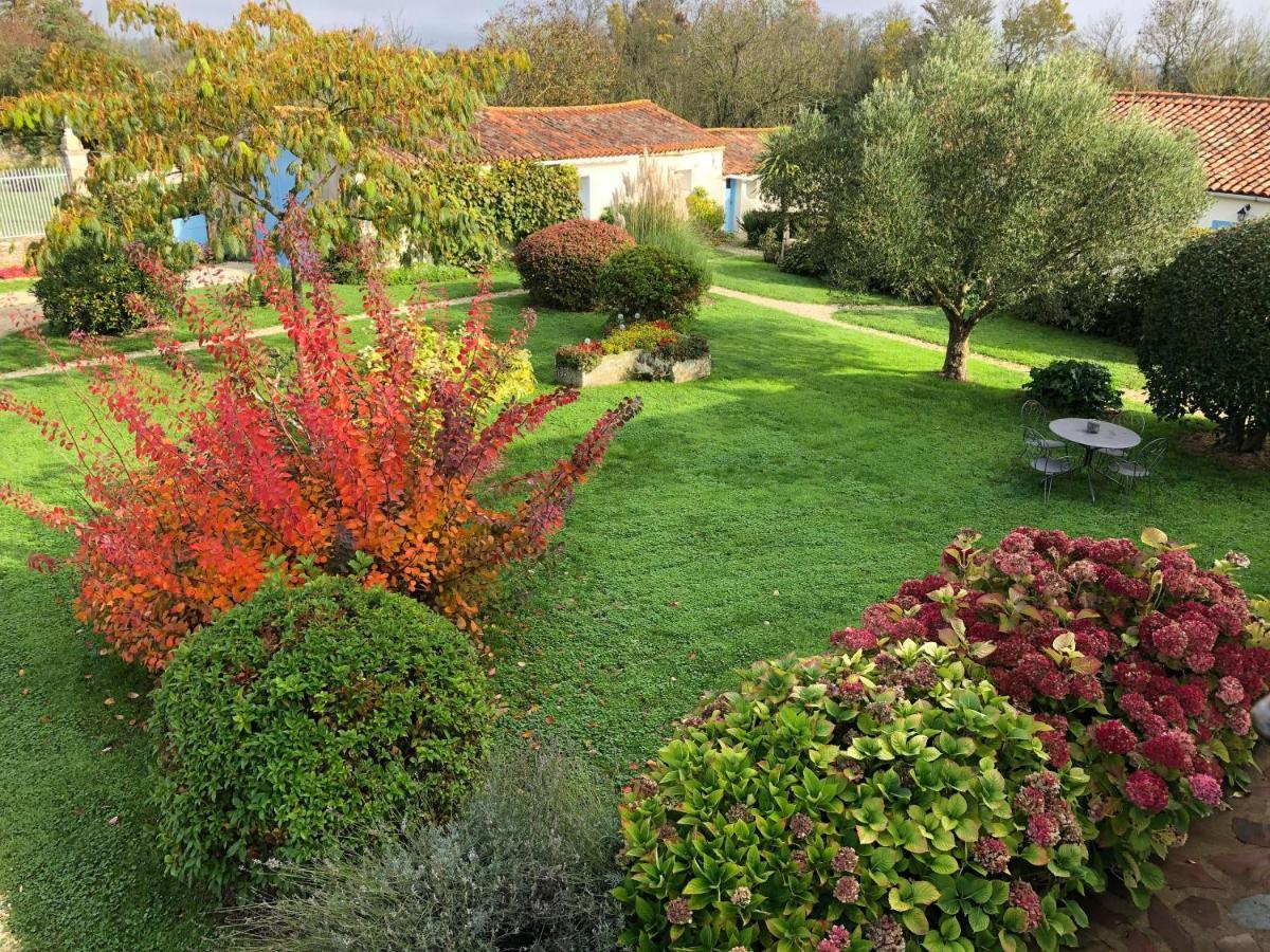 L'Enclos Bleu, Gite - Marais Poitevin Avec Piscine Chauffee Chaille-Les-Marais ภายนอก รูปภาพ