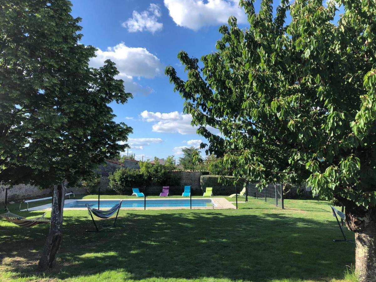 L'Enclos Bleu, Gite - Marais Poitevin Avec Piscine Chauffee Chaille-Les-Marais ภายนอก รูปภาพ