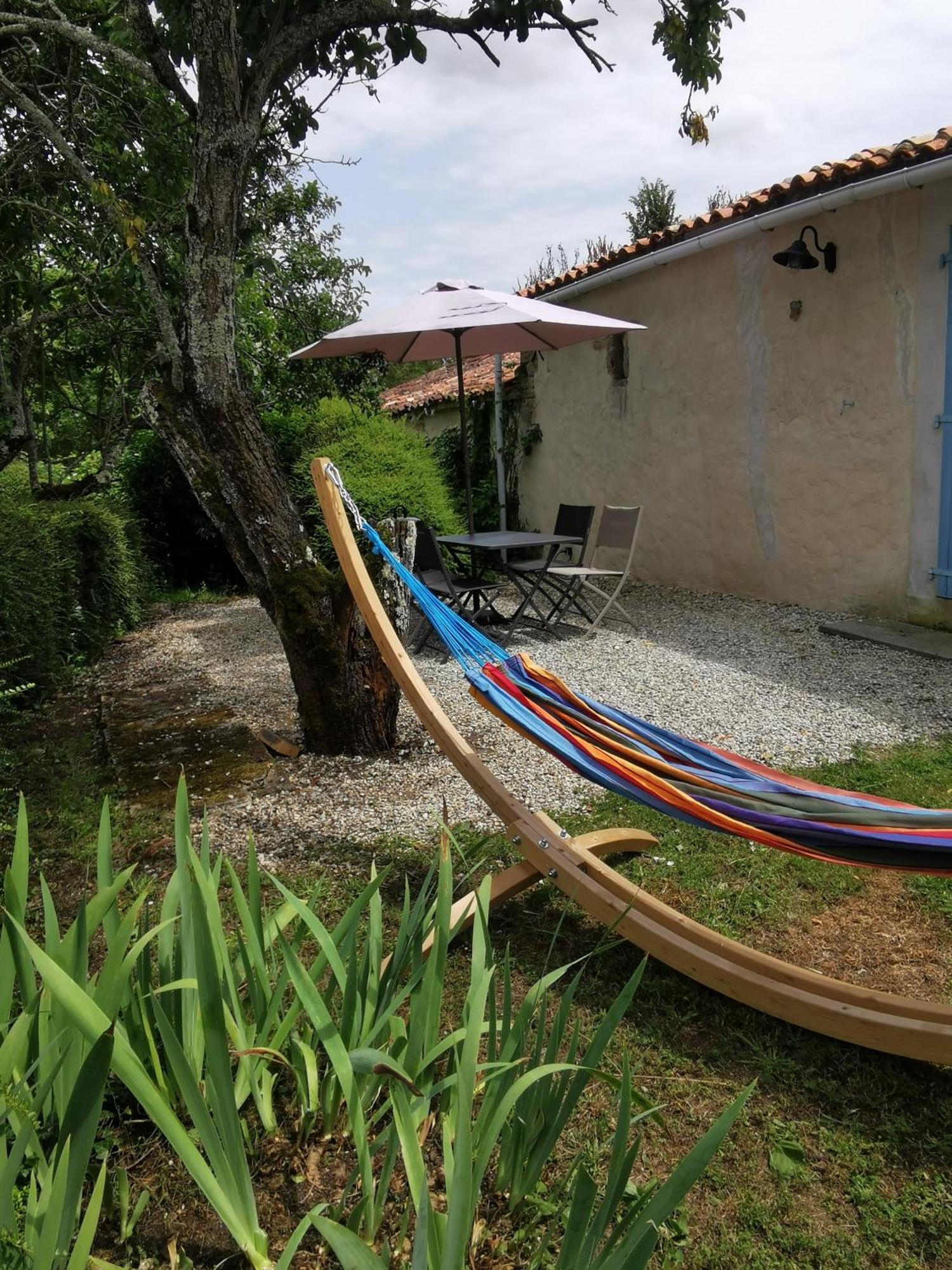L'Enclos Bleu, Gite - Marais Poitevin Avec Piscine Chauffee Chaille-Les-Marais ภายนอก รูปภาพ