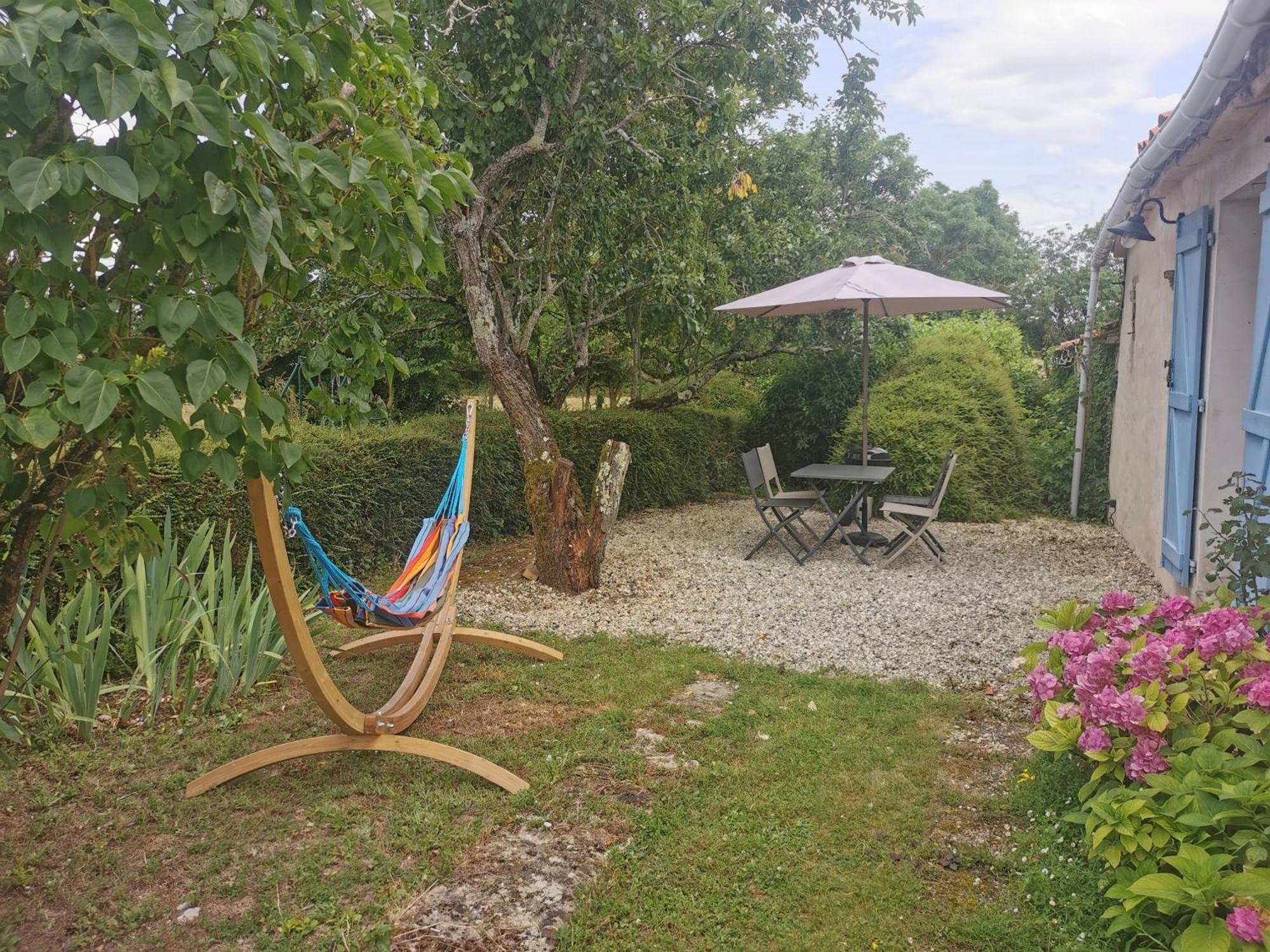 L'Enclos Bleu, Gite - Marais Poitevin Avec Piscine Chauffee Chaille-Les-Marais ภายนอก รูปภาพ
