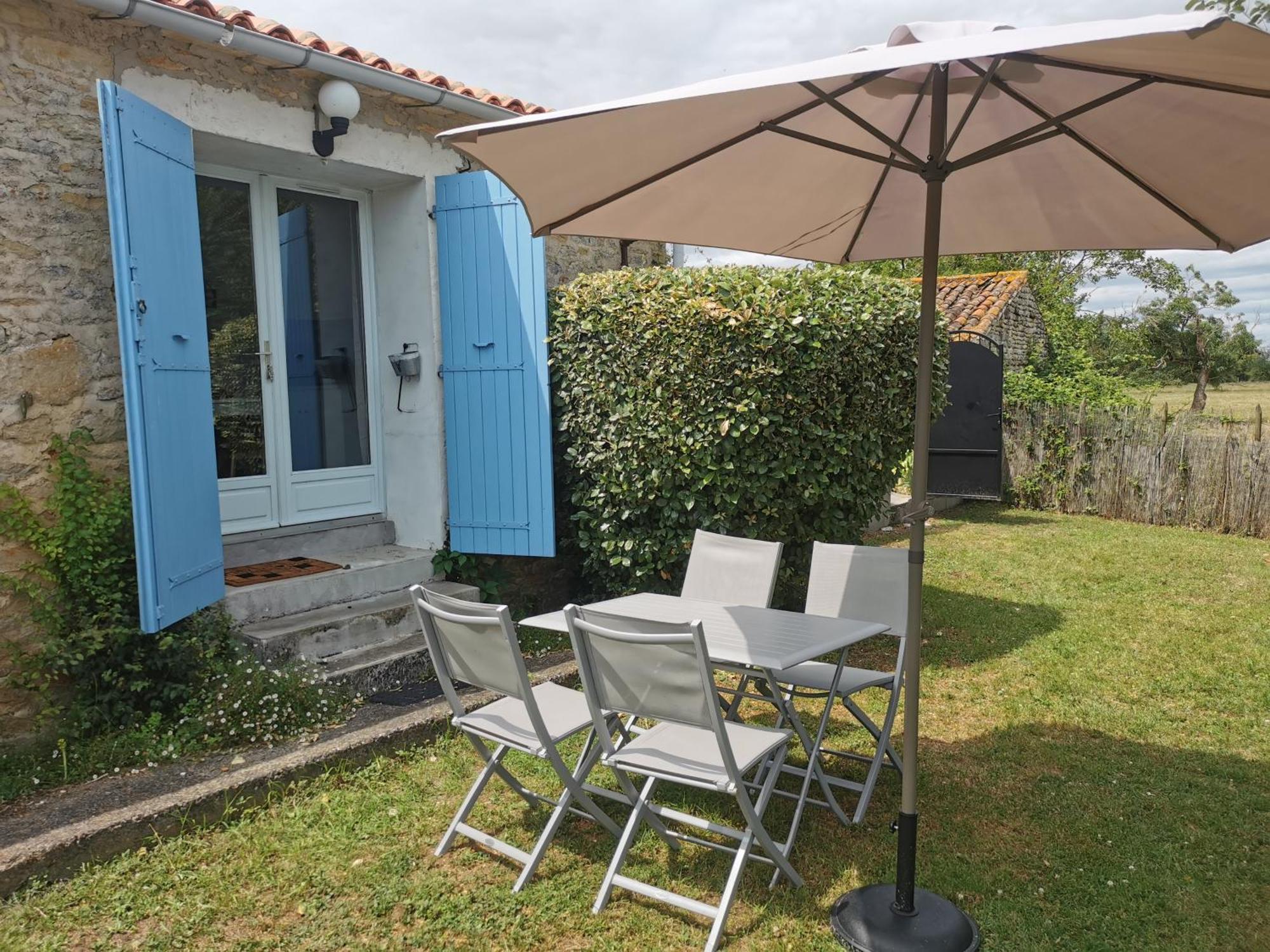L'Enclos Bleu, Gite - Marais Poitevin Avec Piscine Chauffee Chaille-Les-Marais ภายนอก รูปภาพ