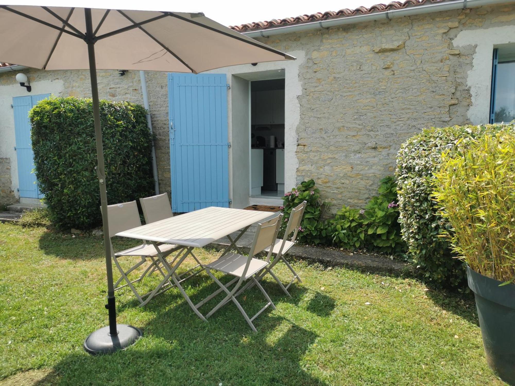 L'Enclos Bleu, Gite - Marais Poitevin Avec Piscine Chauffee Chaille-Les-Marais ภายนอก รูปภาพ