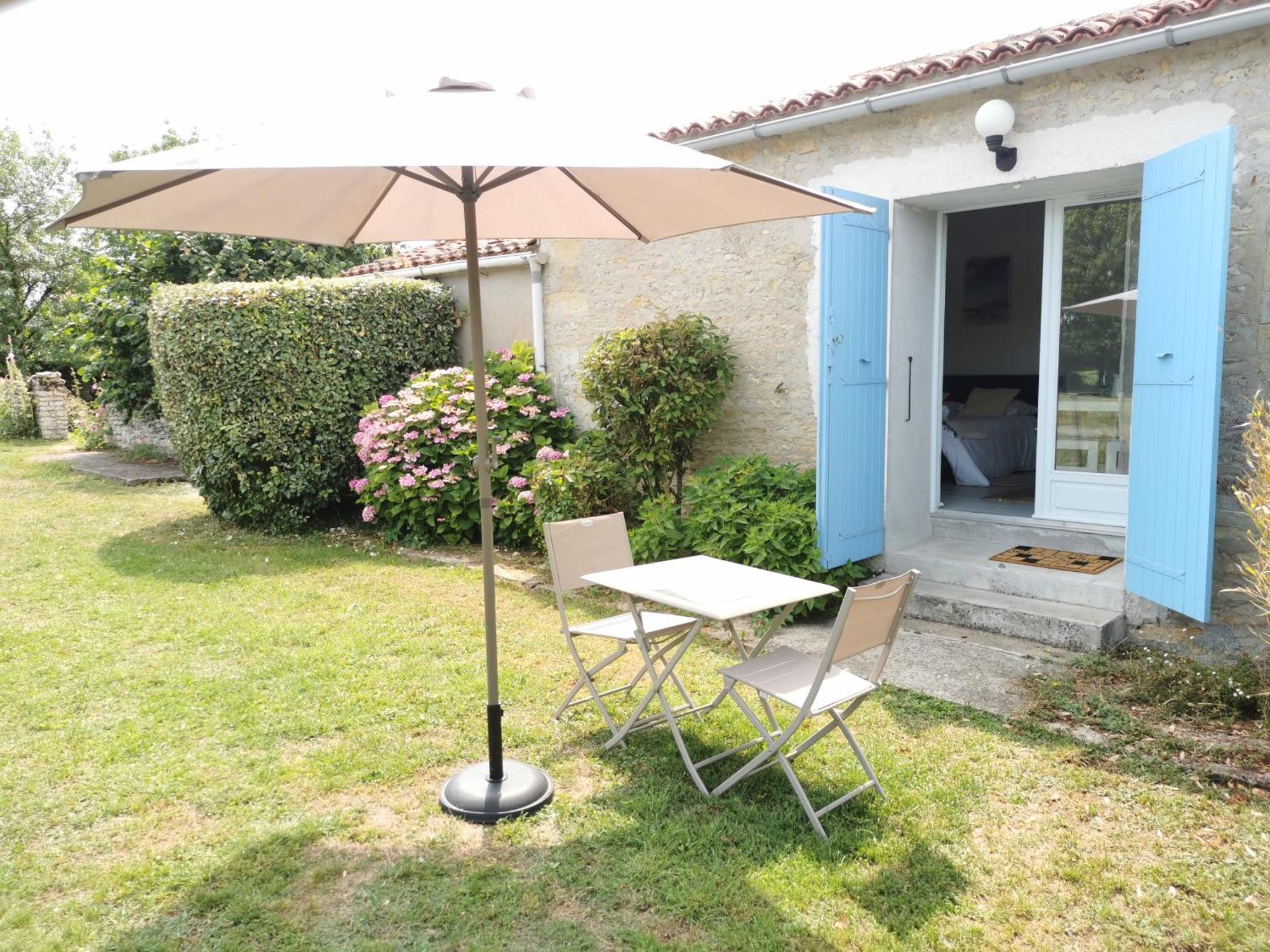 L'Enclos Bleu, Gite - Marais Poitevin Avec Piscine Chauffee Chaille-Les-Marais ภายนอก รูปภาพ